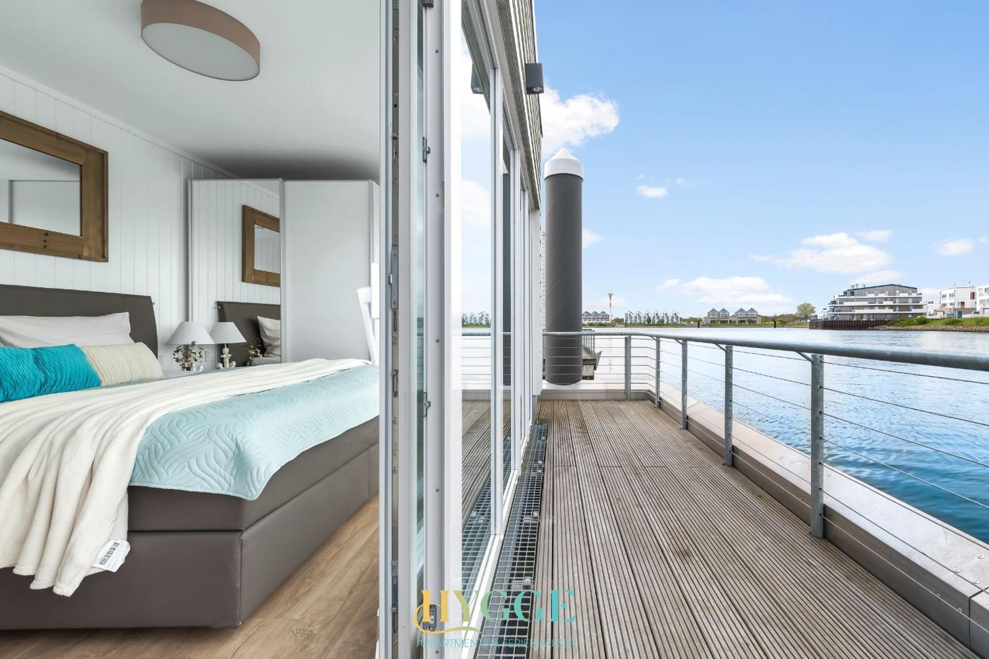 Schwimmendes Haus - An Bord Zwei Botel *