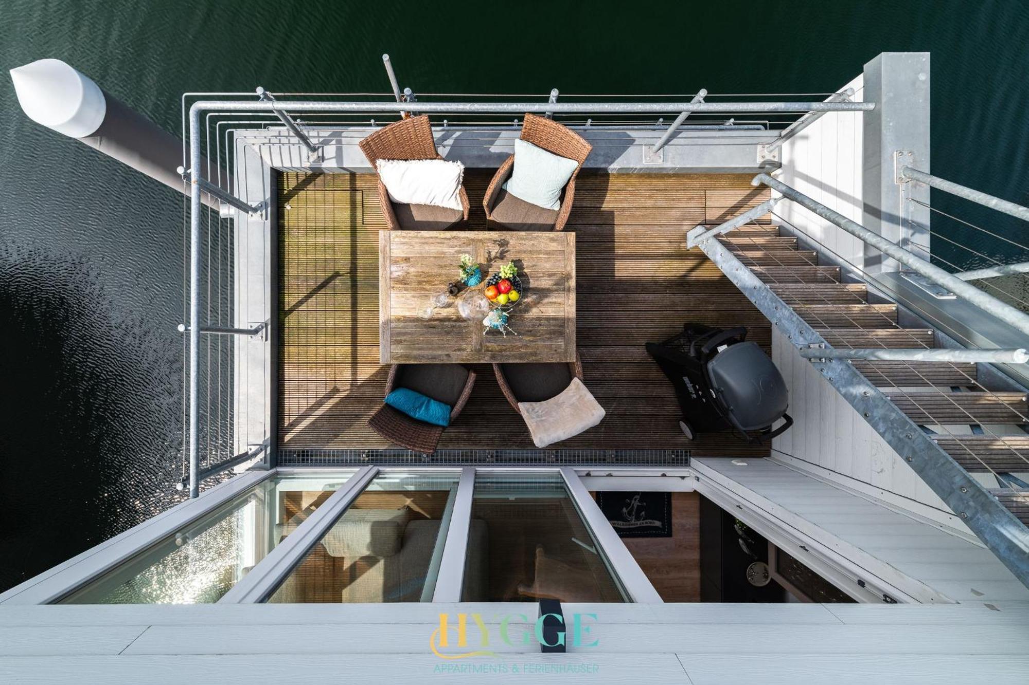 Schwimmendes Haus - An Bord Zwei Botel *